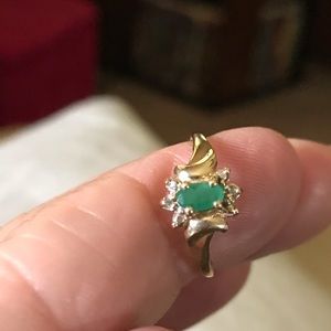 Yellow gold ring with diamonds and emerald